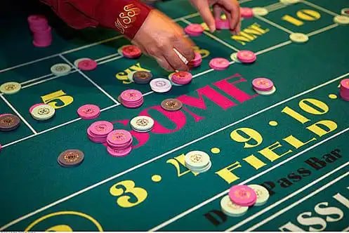 innwa8 ဂိမ်းလော်ဘီ၌ Slots နှင့် Table Games များ ကစားနေသော မြင်ကွင်း